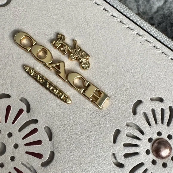 BNWOT Coach Small Wristlet With Cut Out Tea Rose – Cream/Gold - Picture 4 of 14